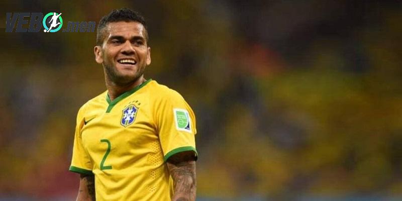 Hậu vệ Dani Alves là số 2 giàu danh hiệu bậc nhất lịch sử bóng đá